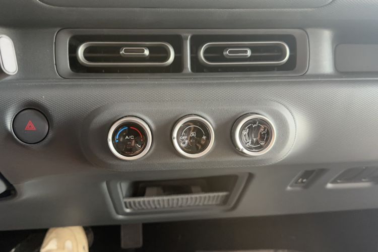 Used Wuling Zhiguang New Energy 2025 Model 305km Ambitious Edition Audio And AC Panel