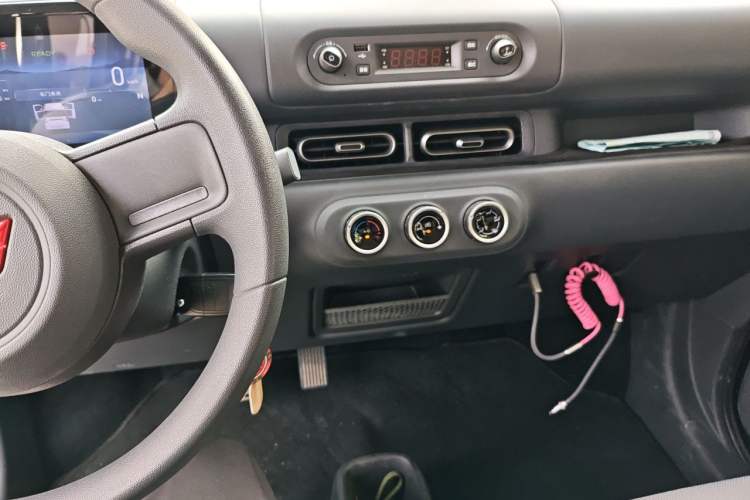 Used Wuling Zhiguang New Energy 2025 Model 305km Ambitious Edition Audio And AC Panel