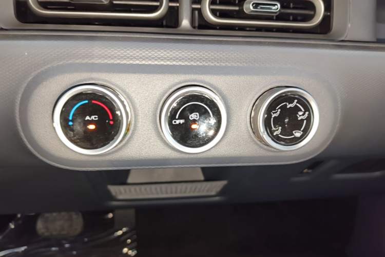Used Wuling Zhiguang New Energy 2025 Standard Model Audio And AC Panel