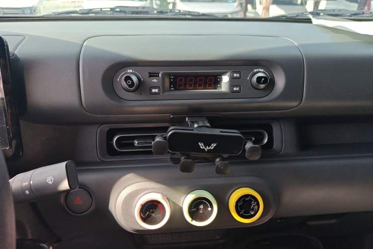 Used Wuling Zhiguang New Energy 2025 Model 305km Ambitious Edition Audio And AC Panel