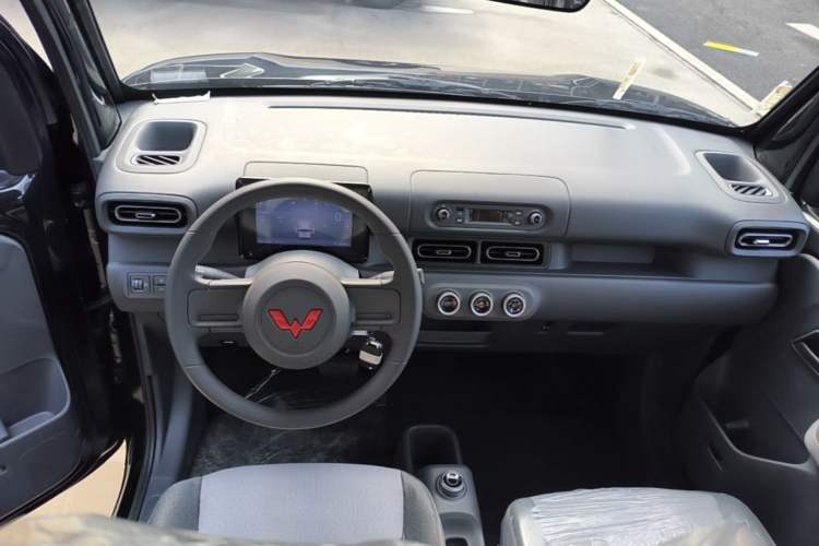 Used Wuling Zhiguang New Energy 2025 Model 305km Ambitious Edition Center Console