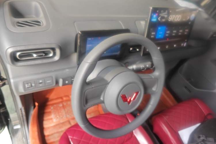 Used Wuling Zhiguang New Energy 2025 Model 305km Ambitious Edition Center Console