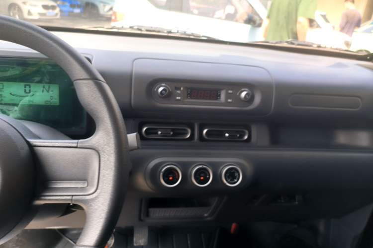 Used Wuling Zhiguang New Energy 2025 Standard Model Center Console