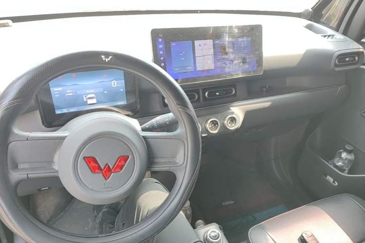 Used Wuling Zhiguang New Energy 2025 Model 305km Ambitious Edition Center Console