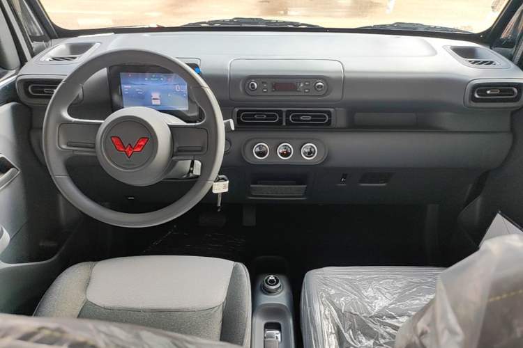 Used Wuling Zhiguang New Energy 2025 Model 305km Ambitious Edition Center Console