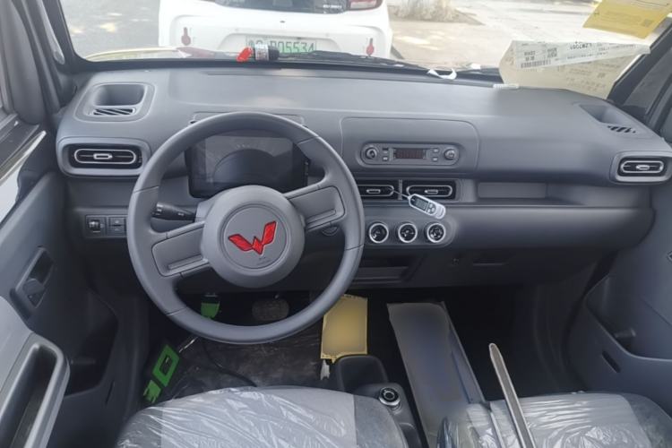 Used Wuling Zhiguang New Energy 2025 Model 305km Ambitious Edition Center Console