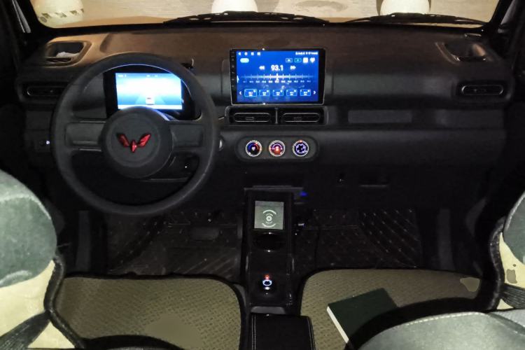 Used Wuling Zhiguang New Energy 2025 Model 305km Ambitious Edition Center Console