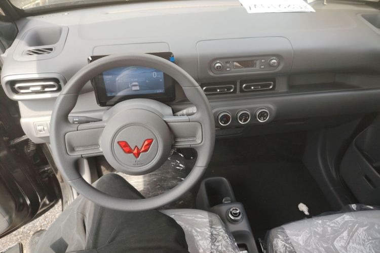 Used Wuling Zhiguang New Energy 2025 Model 305km Ambitious Edition Center Console