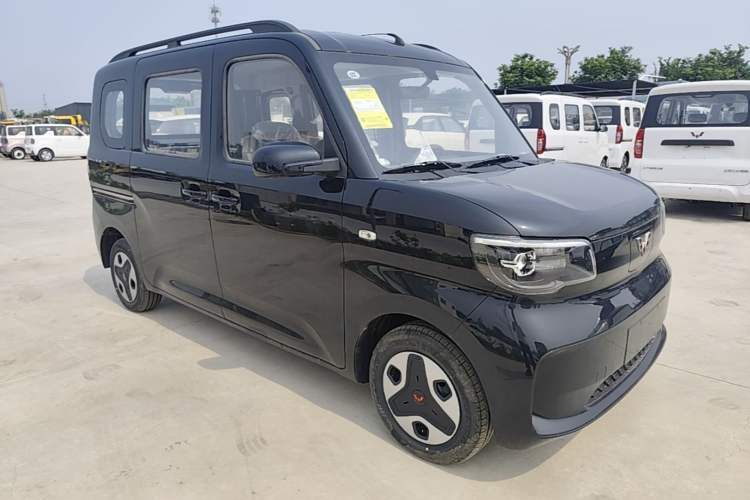 Used Wuling Zhiguang New Energy 2025 Comfort Model Front Right 45 Deg