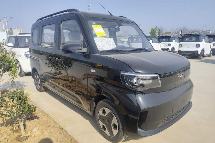 Used Wuling Zhiguang New Energy 2025 Model 305km Ambitious Edition Front Right 45 Deg