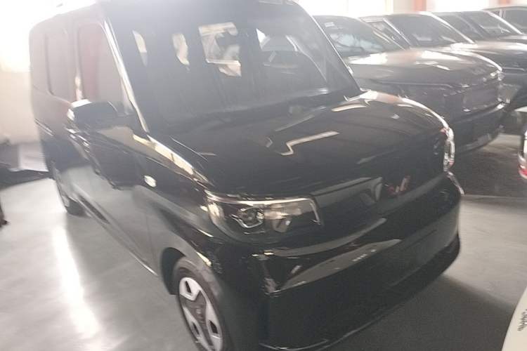 Used Wuling Zhiguang New Energy 2025 Comfort Model Front Right 45 Deg