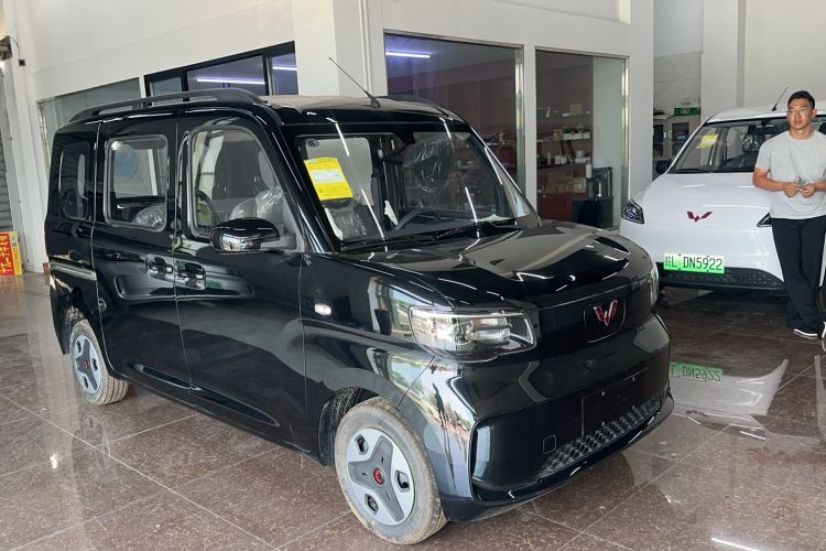 Used Wuling Zhiguang New Energy 2025 Model 305km Ambitious Edition Front Right 45 Deg