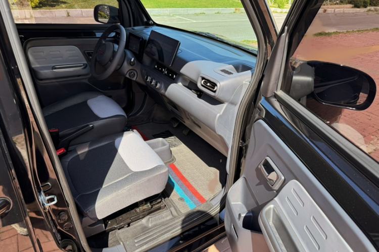 Used Wuling Zhiguang New Energy 2025 Model 305km Ambitious Edition Interior 3