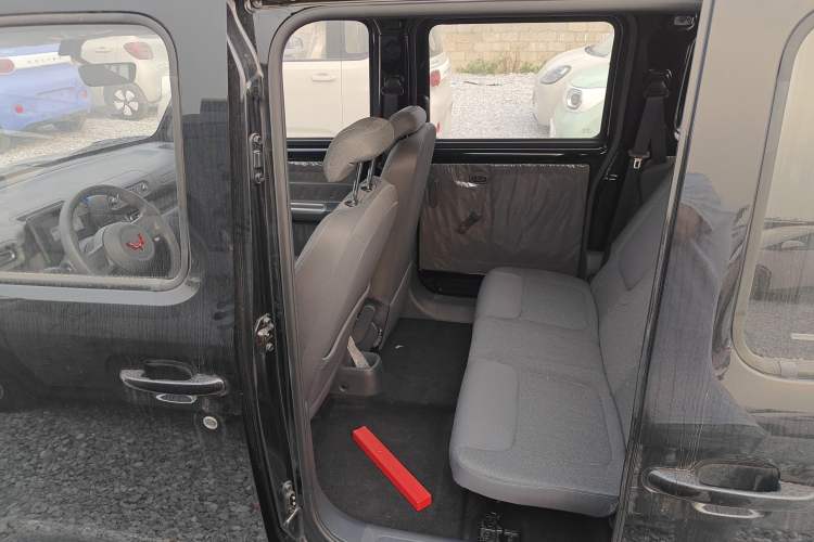 Used Wuling Zhiguang New Energy 2025 Comfort Model Interior 4