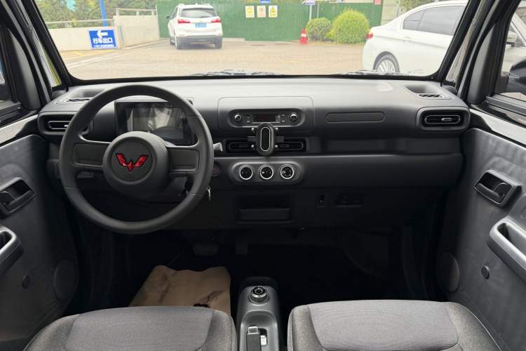Used Wuling Zhiguang New Energy 2025 Comfort Model Interior 4