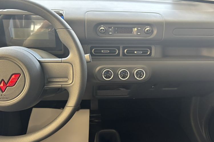 Used Wuling Zhiguang New Energy 2025 Comfort Model Interior 4