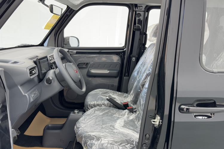 Used Wuling Zhiguang New Energy 2025 Standard Model Interior 5