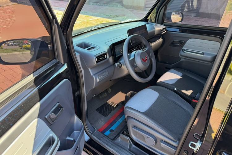 Used Wuling Zhiguang New Energy 2025 Model 305km Ambitious Edition Interior 5