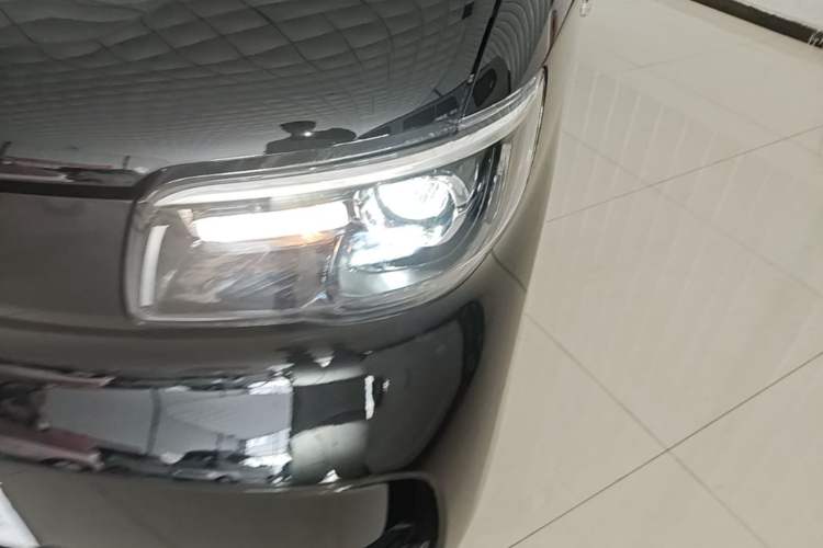 Used Wuling Zhiguang New Energy 2025 Model 305km Ambitious Edition Left Front Headlight