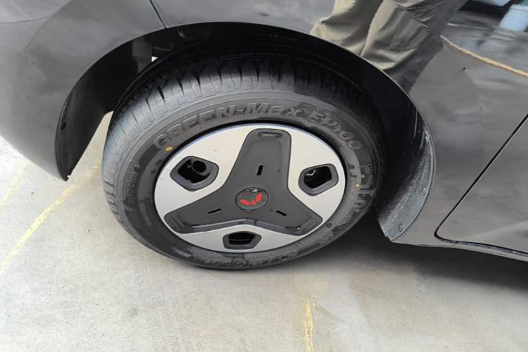 Used Wuling Zhiguang New Energy 2025 Model 305km Ambitious Edition Left Front Wheel Hub