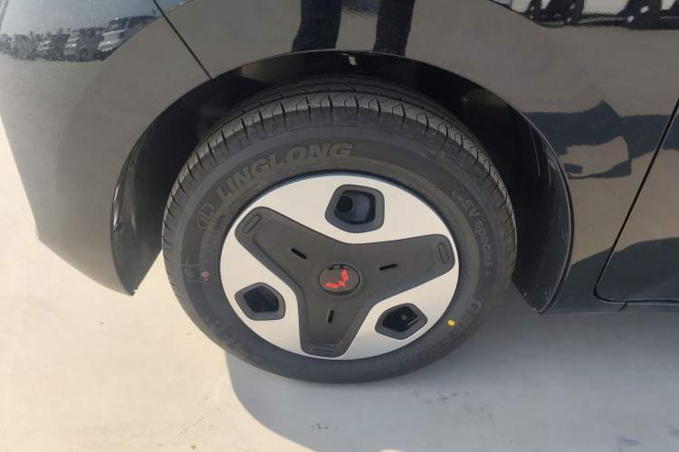 Used Wuling Zhiguang New Energy 2025 Model 305km Ambitious Edition Left Front Wheel Hub