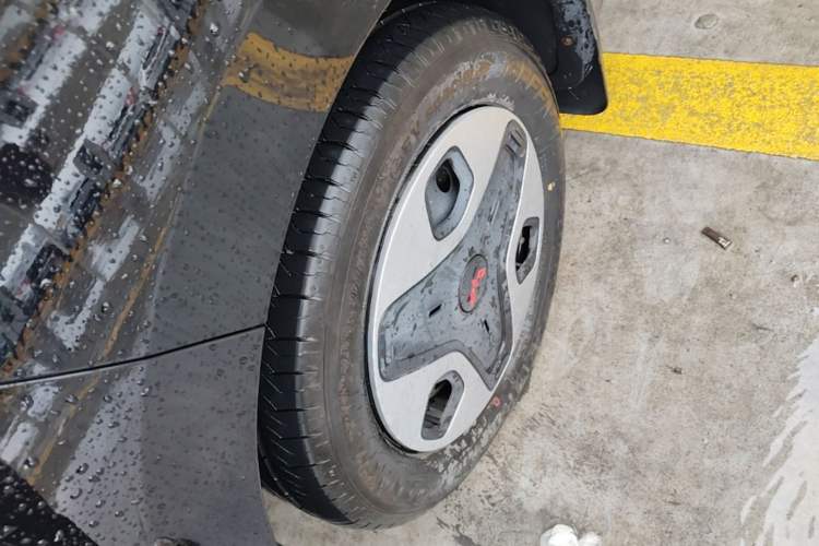 Used Wuling Zhiguang New Energy 2025 Model 305km Ambitious Edition Left Front Wheel Hub