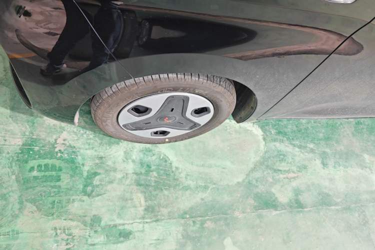 Used Wuling Zhiguang New Energy 2025 Model 305km Ambitious Edition Left Front Wheel Hub