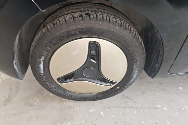 Used Wuling Zhiguang New Energy 2025 Standard Model Left Front Wheel Hub