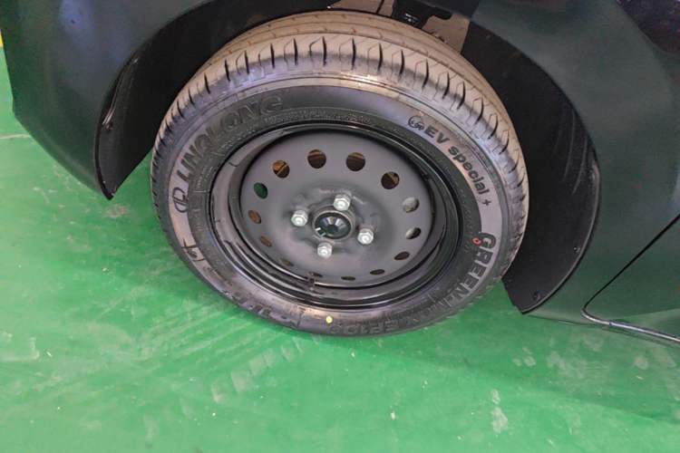Used Wuling Zhiguang New Energy 2025 Standard Model Left Front Wheel Hub