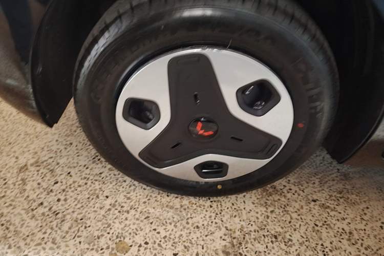 Used Wuling Zhiguang New Energy 2025 Model 305km Ambitious Edition Left Front Wheel Hub