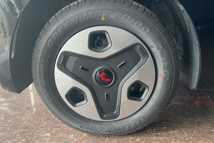 Used Wuling Zhiguang New Energy 2025 Model 305km Ambitious Edition Left Front Wheel Hub