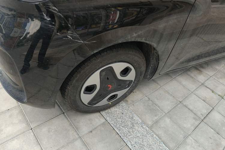 Used Wuling Zhiguang New Energy 2025 Model 305km Ambitious Edition Left Front Wheel Hub