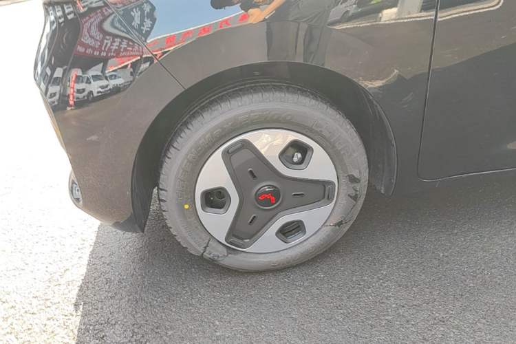 Used Wuling Zhiguang New Energy 2025 Model 305km Ambitious Edition Left Front Wheel Hub