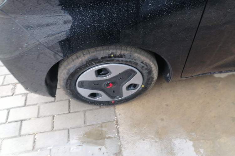 Used Wuling Zhiguang New Energy 2025 Model 305km Ambitious Edition Left Front Wheel Hub