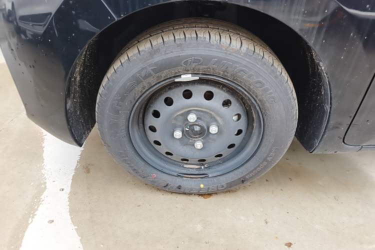Used Wuling Zhiguang New Energy 2025 Standard Model Left Front Wheel Hub