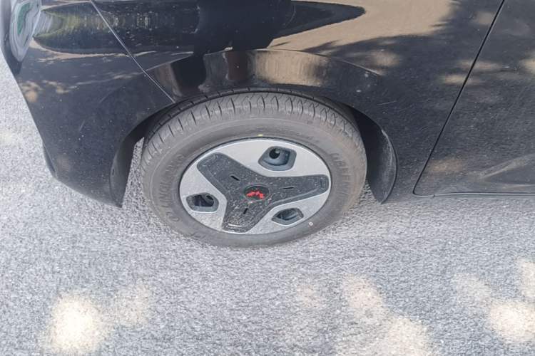 Used Wuling Zhiguang New Energy 2025 Model 305km Ambitious Edition Left Front Wheel Hub