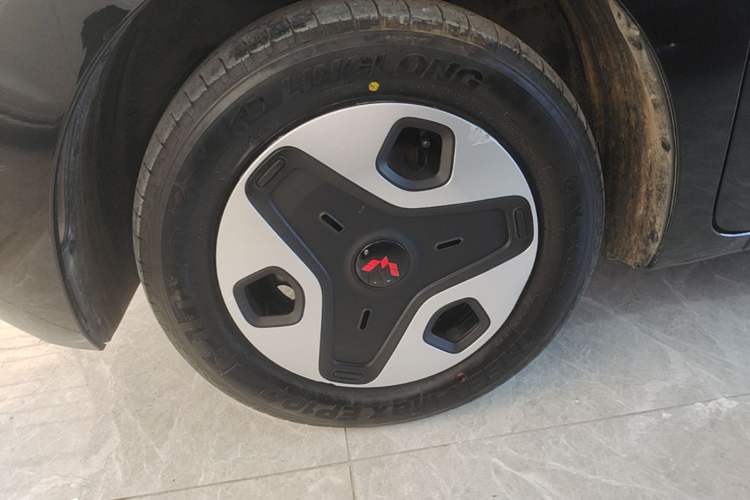 Used Wuling Zhiguang New Energy 2025 Standard Model Left Front Wheel Hub