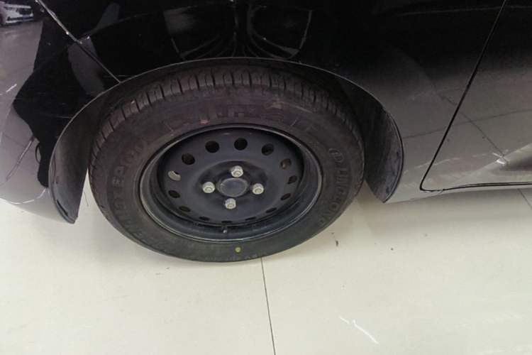 Used Wuling Zhiguang New Energy 2025 Standard Model Left Front Wheel Hub