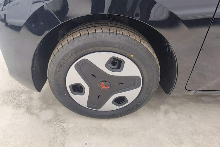 Used Wuling Zhiguang New Energy 2025 Model 305km Ambitious Edition Left Front Wheel Hub