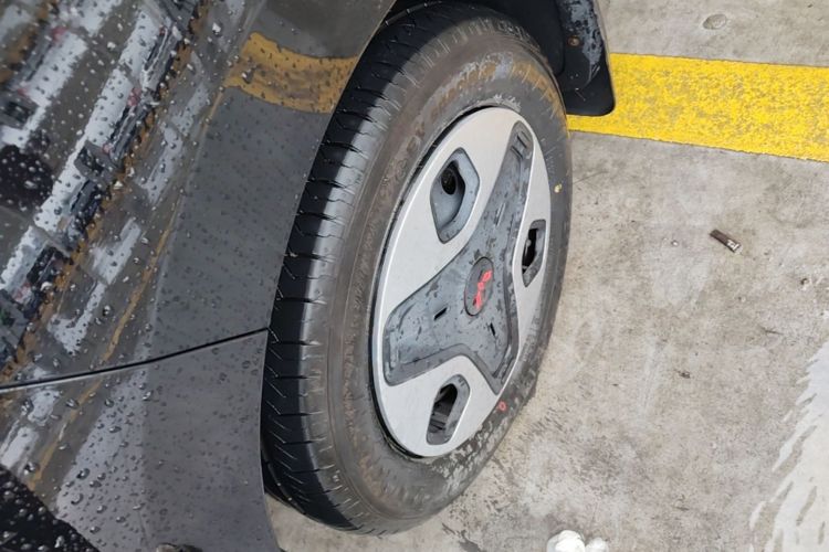 Used Wuling Zhiguang New Energy 2025 Model 305km Ambitious Edition Left Front Wheel Hub