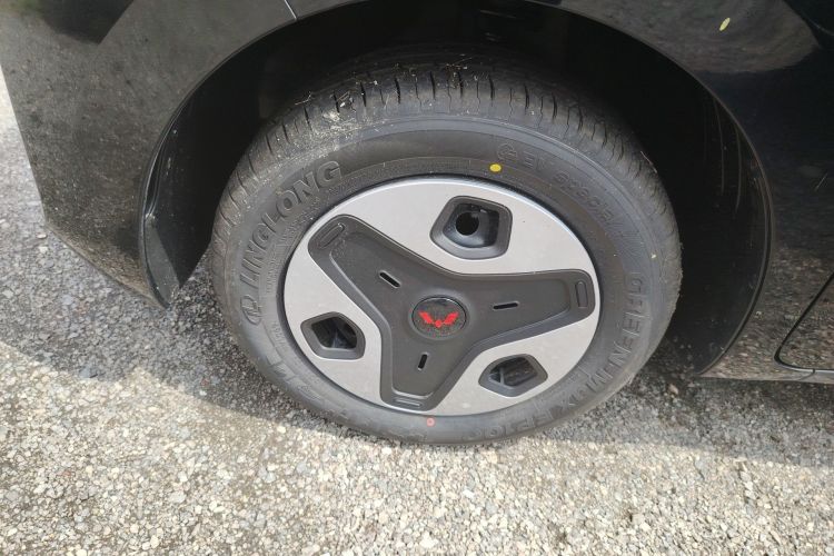 Used Wuling Zhiguang New Energy 2025 Model 305km Ambitious Edition Left Front Wheel Hub