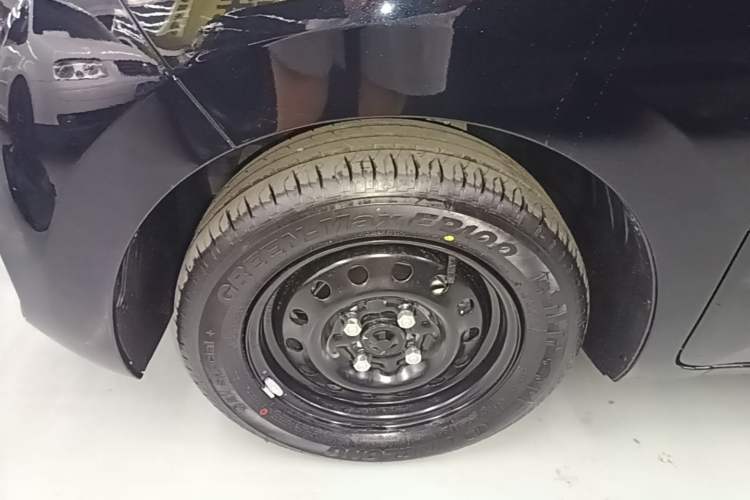 Used Wuling Zhiguang New Energy 2025 Standard Model Left Front Wheel Hub