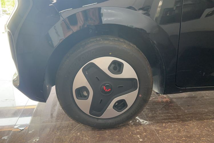 Used Wuling Zhiguang New Energy 2025 Model 305km Ambitious Edition Left Front Wheel Hub
