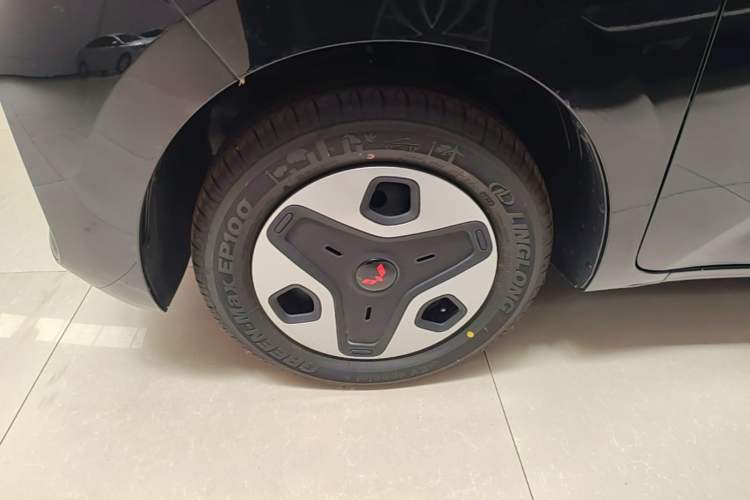 Used Wuling Zhiguang New Energy 2025 Comfort Model Left Front Wheel Hub