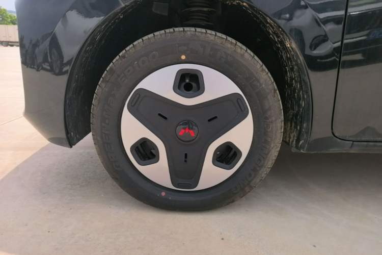 Used Wuling Zhiguang New Energy 2025 Comfort Model Left Front Wheel Hub