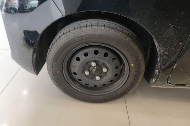 Used Wuling Zhiguang New Energy 2025 Standard Model Left Front Wheel Hub
