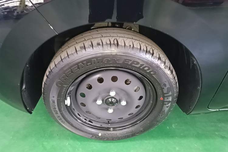 Used Wuling Zhiguang New Energy 2025 Standard Model Left Front Wheel Hub