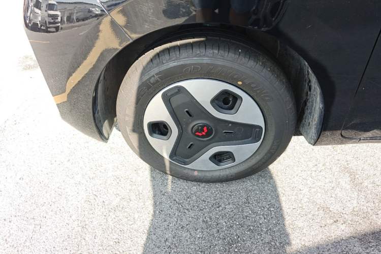 Used Wuling Zhiguang New Energy 2025 Model 305km Ambitious Edition Left Front Wheel Hub