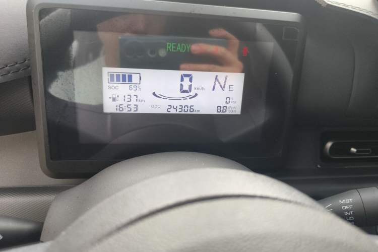 Used Wuling Zhiguang New Energy 2025 Standard Model Odometer Close Up