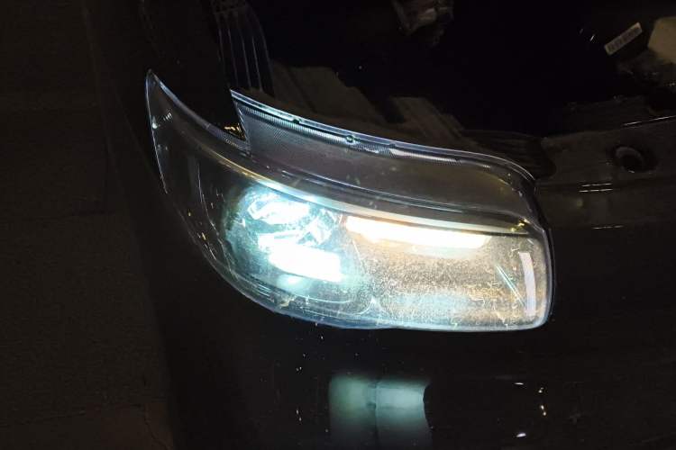 Used Wuling Zhiguang New Energy 2025 Model 305km Ambitious Edition Right Front Headlight